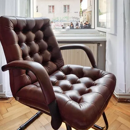 Ultracentral Vintage Apartment Black Church View Steps Away From Piata Sfatului-2
