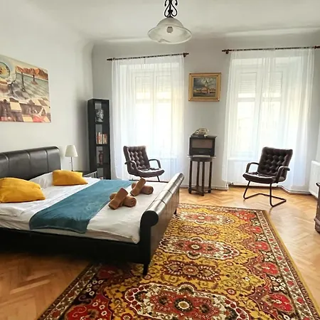 Ultracentral Vintage Apartment Black Church View Steps Away From Piata Sfatului-3